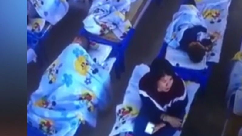 Vychovatelka v čínské školce zasedla svěřené dítě. Snažila se ho uspat